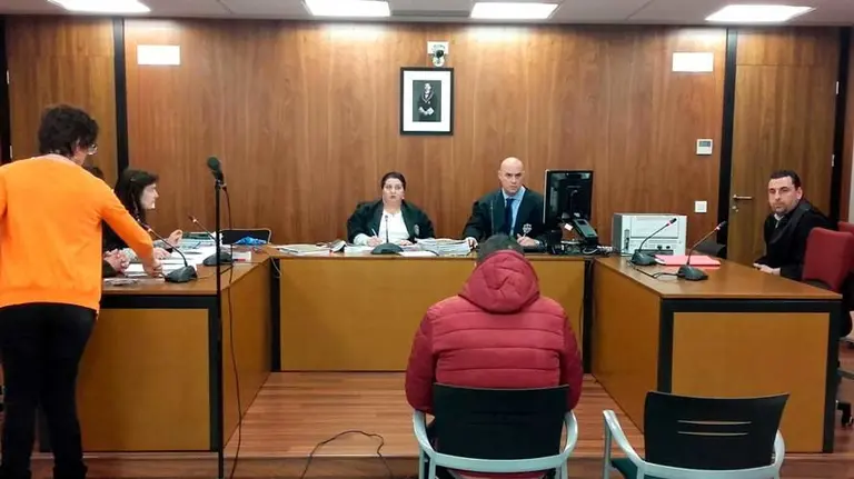El padre sentado en el banquillo durante el juicio por el puñetazo a la profesora de su hijo. NAVARRA.COM