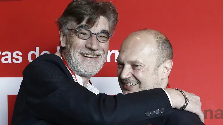 El secretario general de CCOO Navarra, Raúl Villar (d), saluda al que será su sustituto en el cargo, Chechu Rodriguez (i), antes del inicio del XI Congreso del sindicato bajo el lema, &#34;Conquistar el presente para ganar el futuro&#34;, que se celebraen el Planetario de Pamplona y al que asisten, entre otros, el secretario de Acción Sindical de Comisiones, Ramón Górriz y el secretario general de CCOO de Euskadi y candidato a encabezar el sindicato en España, Unai Sordo EFE/Diges