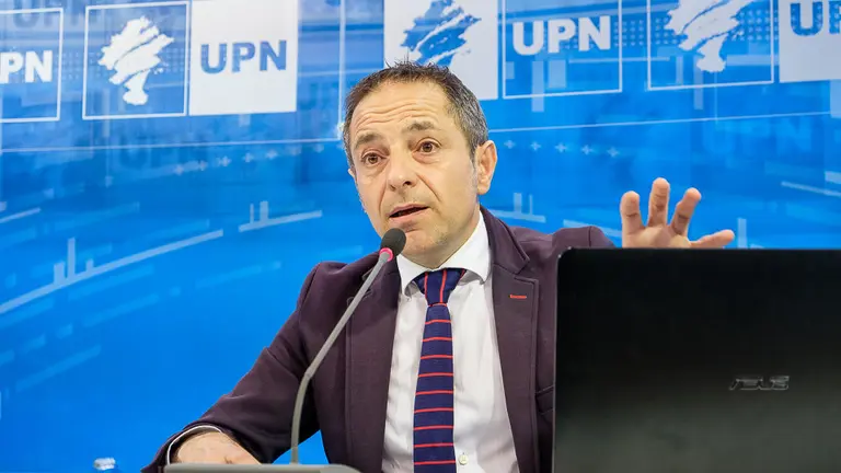 El portavoz de UPN en la Comisión de Hacienda y Política Financiera, Juan Luis Sánchez de Muniáin, presenta una iniciativa informática para la Campaña de la Renta 2016. IÑIGO ALZUGARAY