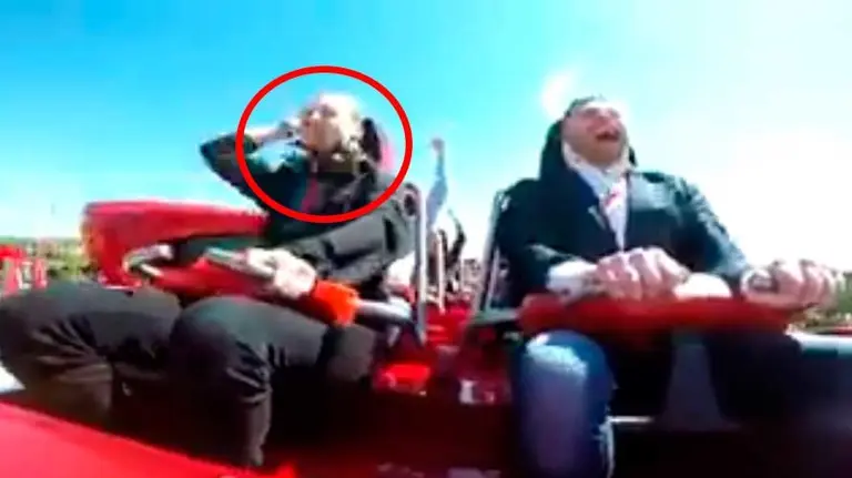 Un joven se traga una paloma enla inauguración de Ferrari Land. TWITTER