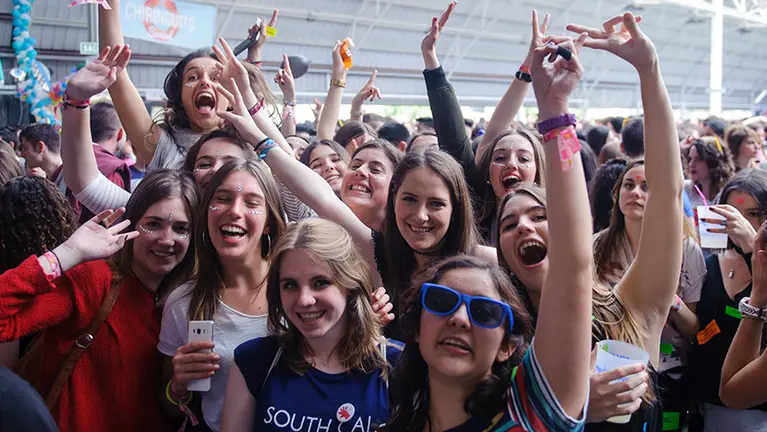 Miles de estudiantes se reunen en la Carpa de Primavera. MIGUEL OSÉS_128