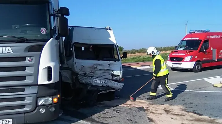 Accidente en el cruce de Ollo entre una furgoneta y un camión. BOMBEROS DE NAVARRA