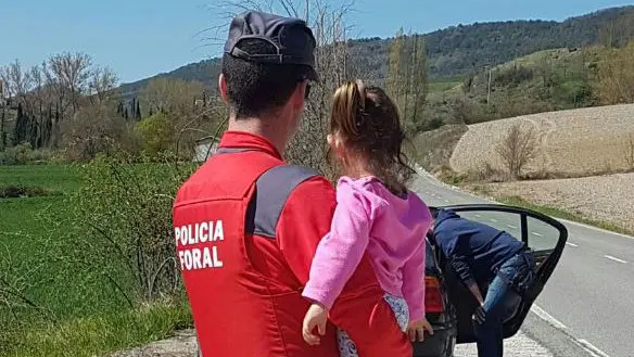 La Policía Foral auxilia a una mujer y su hija víctimas de un caso de malos tratos tras detener al presunto agresor. PF