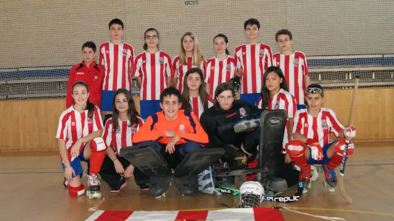 Equipo alevín de la UDC Rochapea de hockey patines.