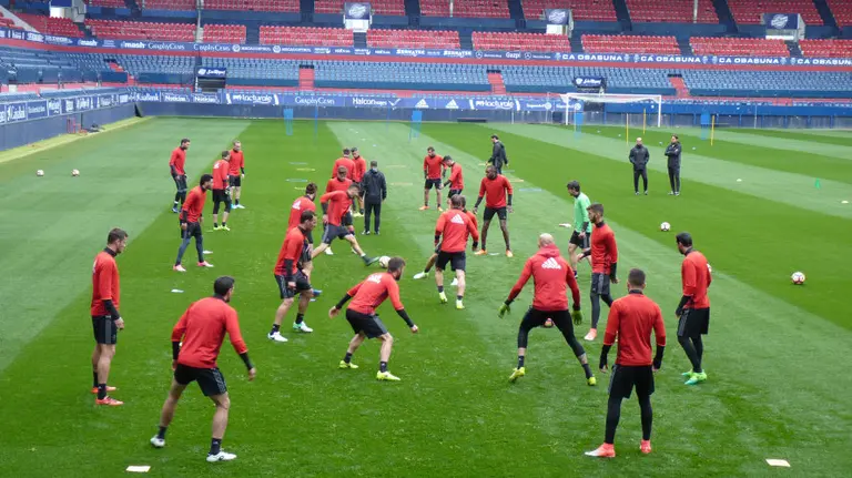 Los jugadores rojillos se entrenan en El Sadar.