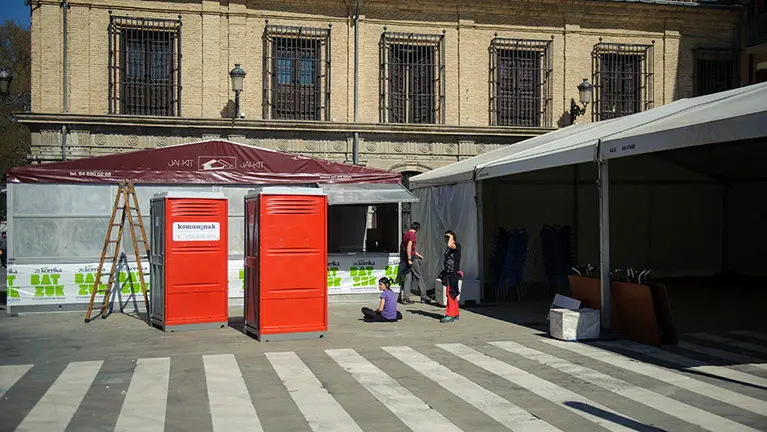 Preparación de las txoznas para la Korrika en la plaza de Recoletas, junto a la iglesia de San Lorenzo. MIGUEL OSÉS (2)