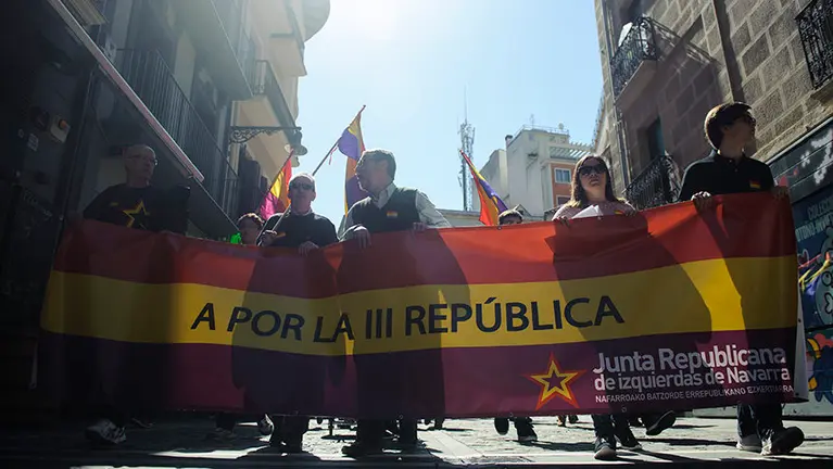  Manifestación convocada en favor de la colocación de la bandera republicana en el Parlamento. MIGUEL OSÉS_4