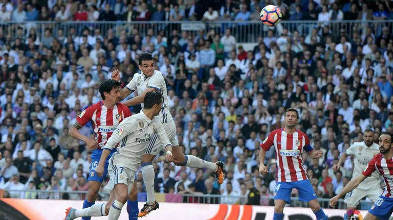 Un cabezazo de Pepe abrió el marcador en el derbi madrileño. Lfp.