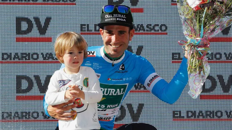 Lluis Más celebra su victoria en las metas volantes. Twitter Caja Rural.