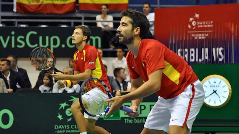 La pareja española en el partido de dobles ante Serbia. Twitter Tenis España.