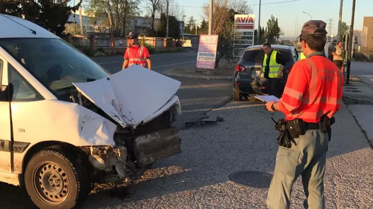 Los agentes de la Policía Foral intervienen en el choque entre tres vehículos en Marcilla. PF