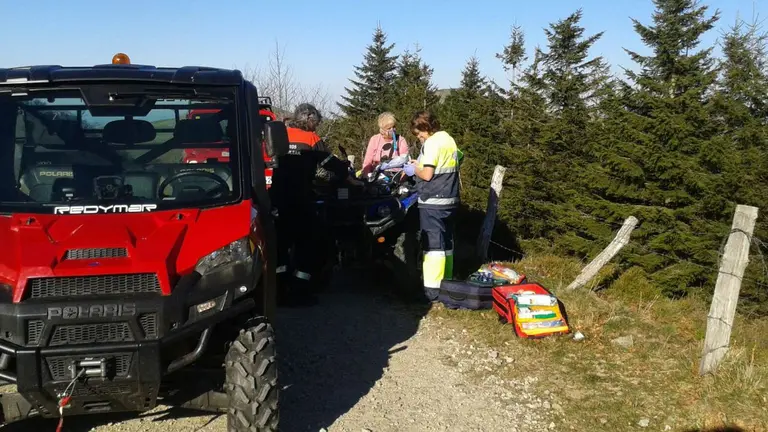 Los bomberos socorren a una peregrina cerca de Valcarlos, en el primer tramo del Camino de Santiago en Navarra BOMBEROS DE NAVARRA