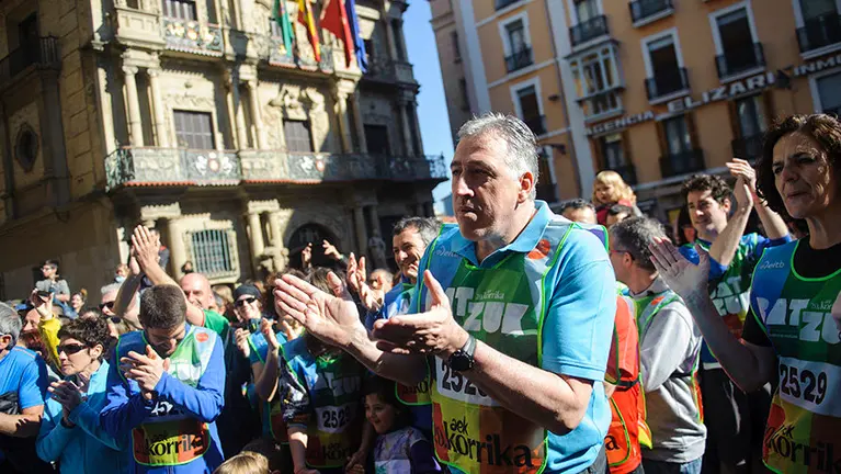 Asirón recoge el testigo en forma de Ikurriña de manos de Enrique Lacuey durante la Korrika en Pamplona. MIGUEL OSÉS (3)