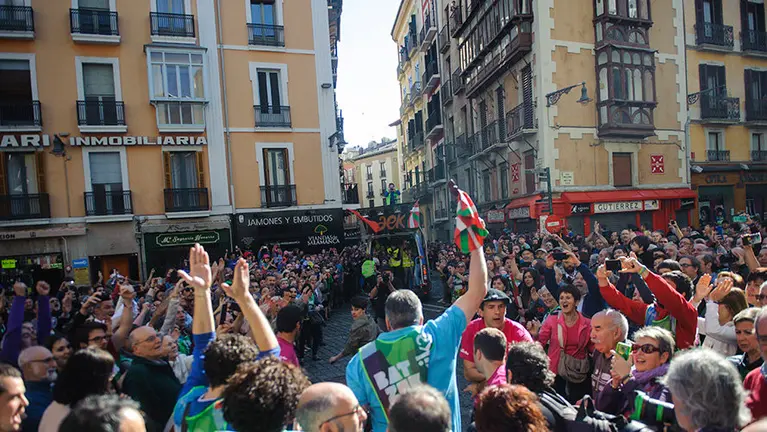 Asirón recoje el testigo en forma de Ikurriña durante la Korrika en Pamplona. MIGUEL OSÉS_10