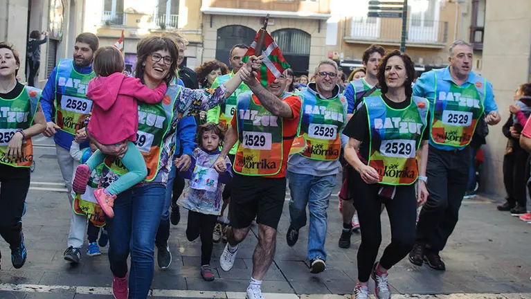 Joxe Abaurrea (Bildu) porta el testigo de la Korrika junto a Maider Baloki y miembros de Aranzadi-Podemos, Geroa Bai-PNV y Joseba Asirón (Bildu).