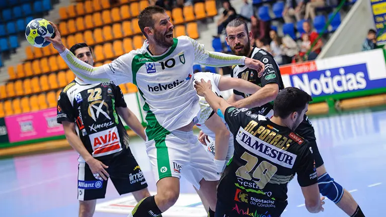 24ª jornada de la Liga Asobal entre el Helvetia Anaitasuna y el Puente Genil. MIGUEL OSÉS_4