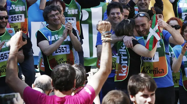 La vigésima edición de la Korrika, la carrera popular para recaudar fondos a favor de los centros de AEK para la alfabetización en euskera, ha finalizado este domingo en Pamplona. EFE/Jesús Diges