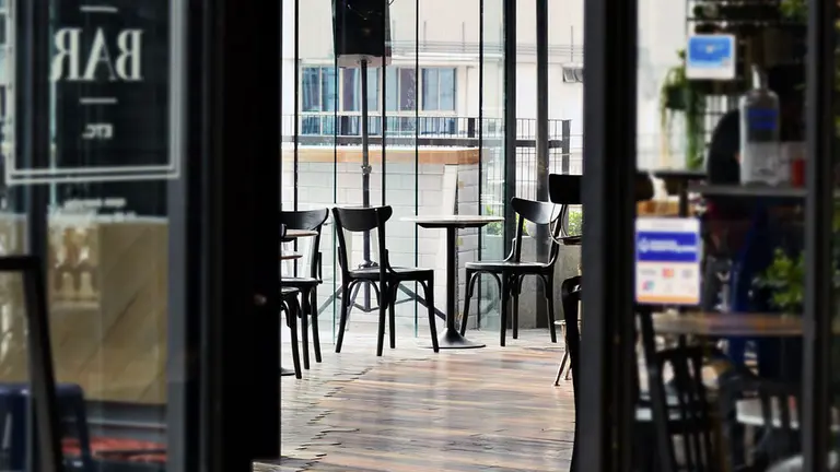 Imagen de un bar con cristaleras ARCHIVO