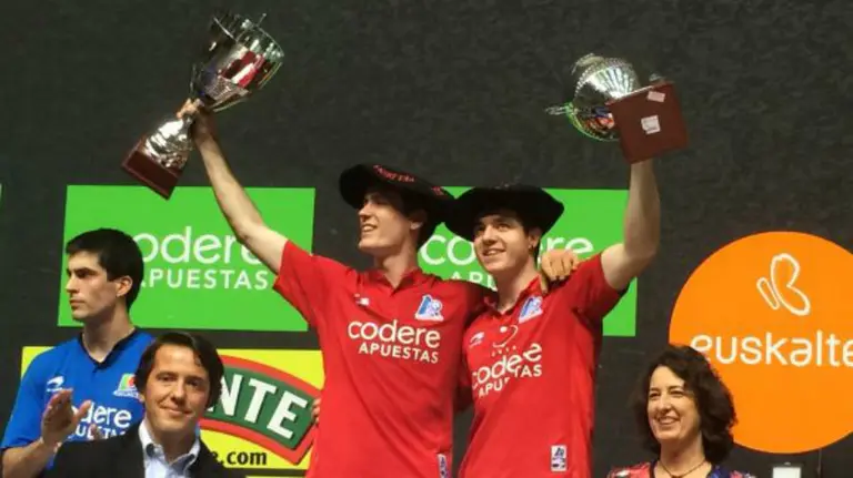 Los campeones con sus txapelas y trofeos. Foto Asegarce.