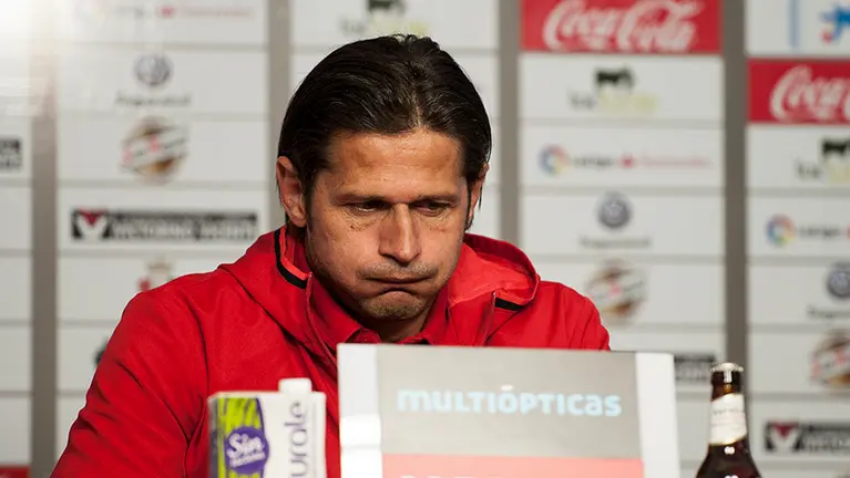 Petar Vasiljevic, entrenador de Osasuna, comparece en rueda de prensa tras la victoria ante el Leganés en El Sadar. MIGUEL OSÉS (2)