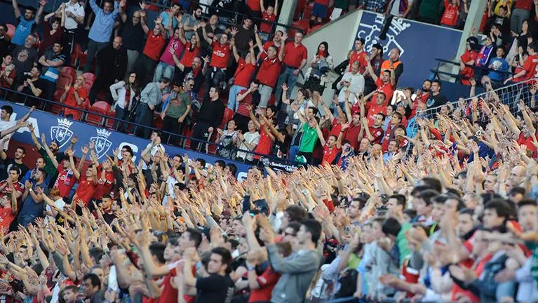 La afición de Osasuna no deja de animar y celebra la primera victoria en casa con una remontada al Leganés. MIGUEL OSÉS (15)