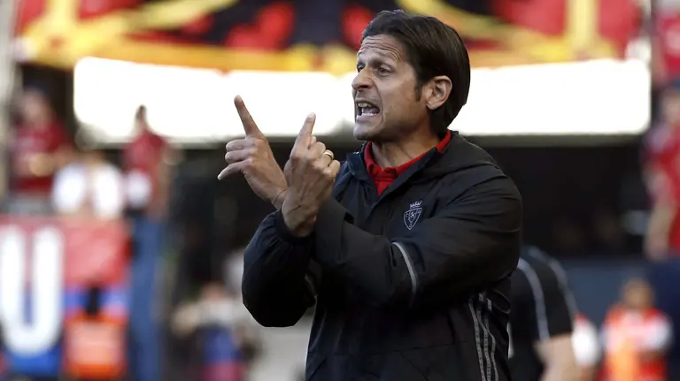 El entrenador del Osasuna, el serbio Petar Vasiljevic, durante el partido frente al Leganés de la trigésima primera jornada de Liga de Primera División que se juega hoy en el Estadio de El Sadar. EFE/Diges