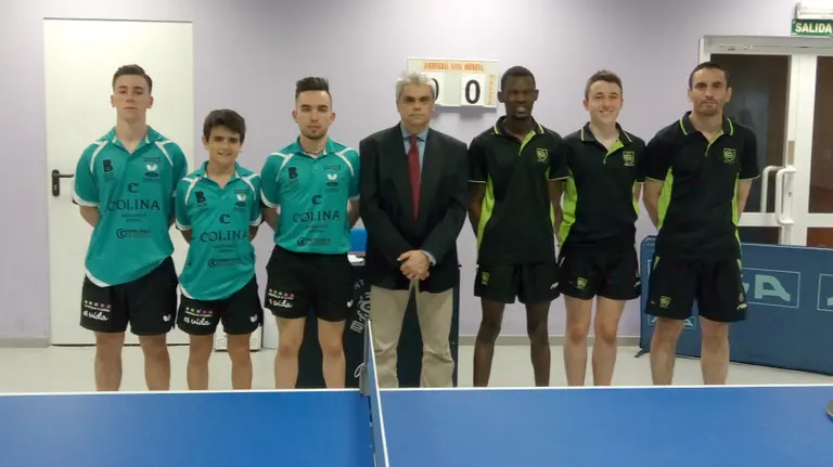 Partido de tenis de mesa en las instalaciones de Oberena.