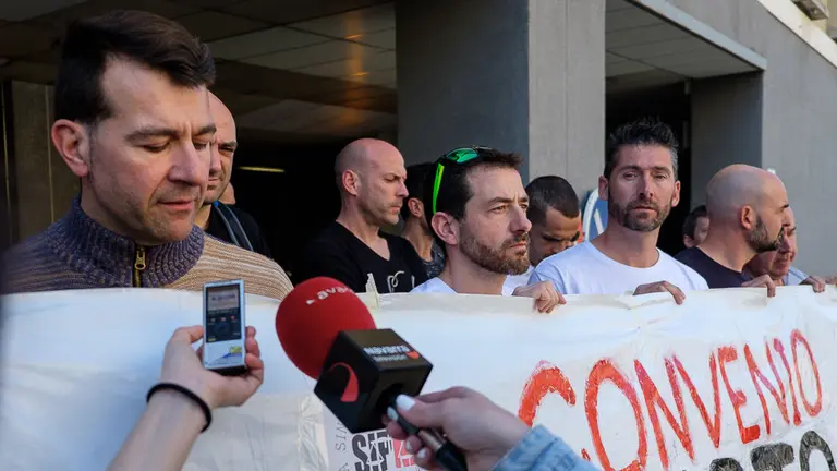 Los sindicatos de la Policía Municipal de Pamplona informan sobre su encierro en la sede del cuerpo local (06). IÑIGO ALZUGARAY