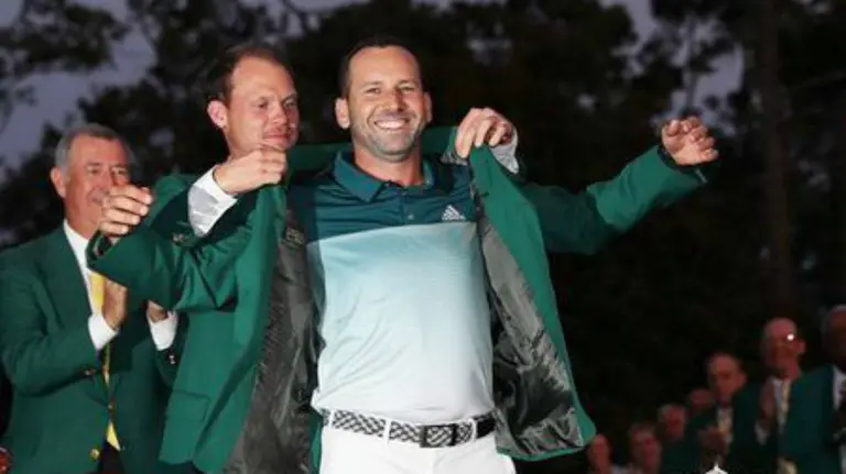 Sergio García se coloca la chaqueta verde tras ganar el Masters en Augusta. Foto web Sergio García.