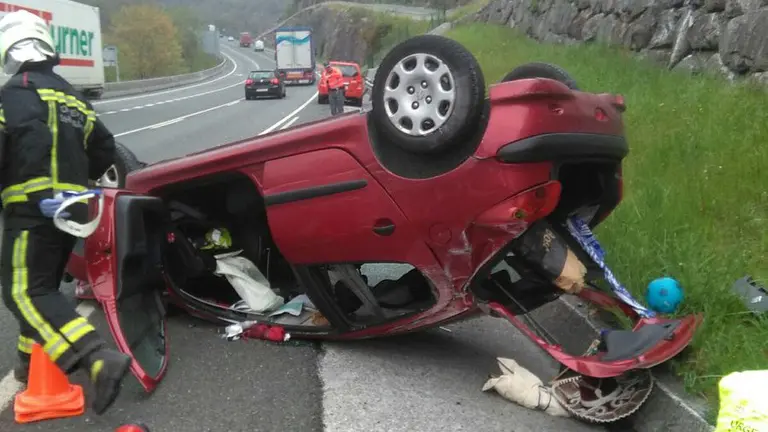 Un coche volcado en un accidente de tráfico en Bera de Bidasoa