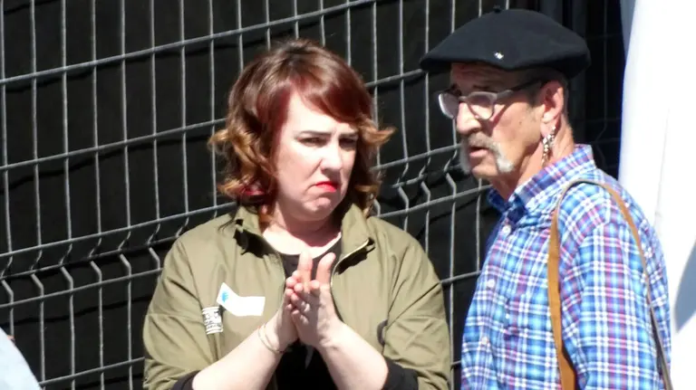 La presidenta del Parlamento, Ainhoa Aznárez (Podemos) junto a Josu Zabarte, 'El carnicero de Mondragón' con 17 asesinatos a sus espaldas. FOTO ABC