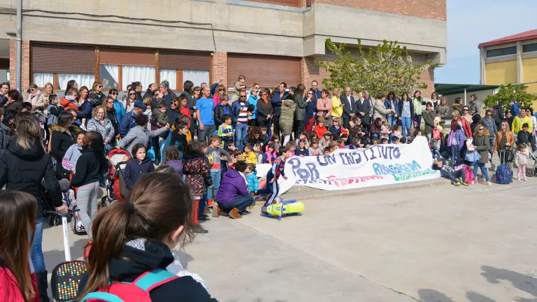 Concentraciones de las Apymas de la Ribera exigiendo la construcción de un nuevo instituto (6)