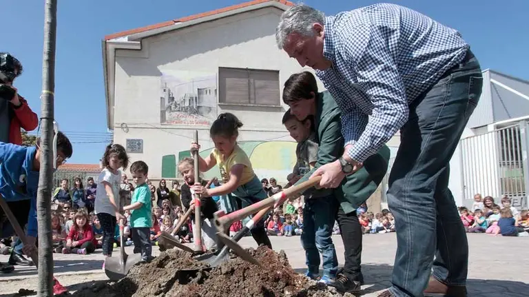 la plantación de árboles en Chantrea con motivo del Día del árbol. AYUNTAMIENTO (3)