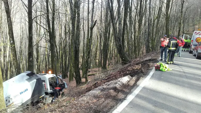 Un camión barredora de cunetas, accidentada en Uitzi.