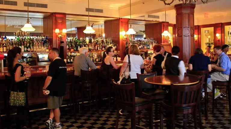 Varias personas en un bar. ARCHIVO