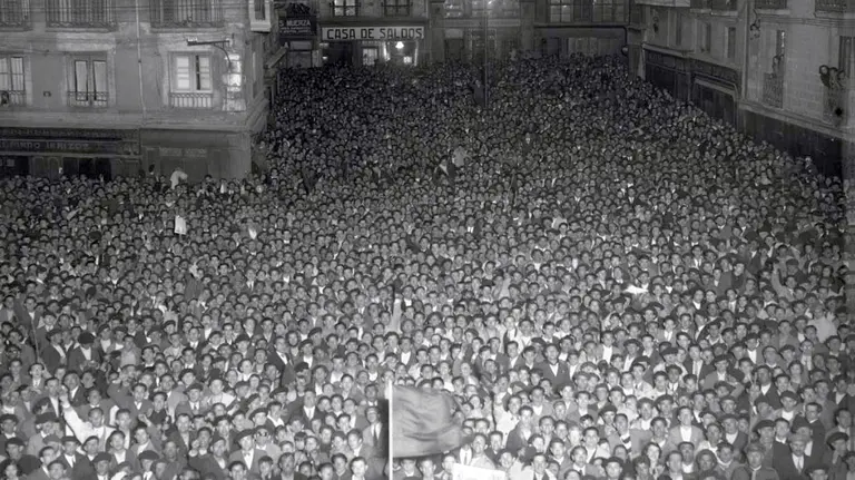 Una multitud concentrada en la Plaza Consistorial el 14 de abril de 1931 asiste a la proclamación de la II República. 