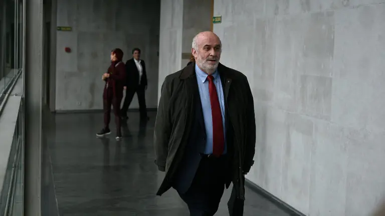 El consejero de Educación José Luis Mendoza en el Parlamento2. PABLO LASAOSA