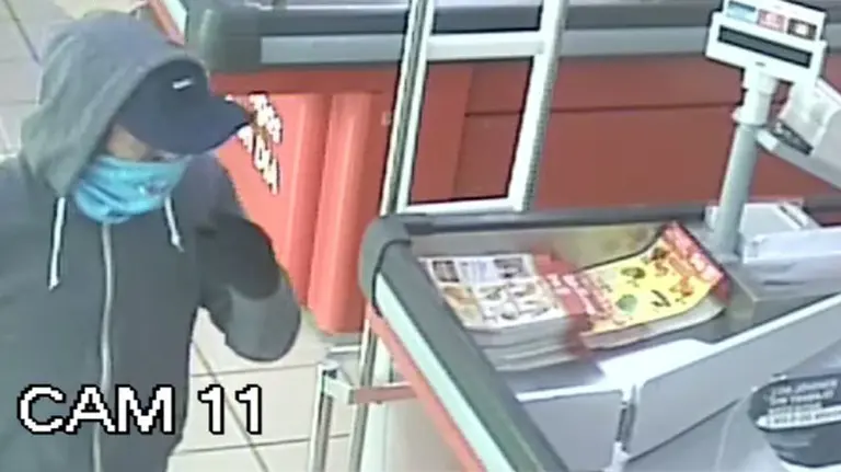 Una imagen de archivo de una persona atracando un supermercado
