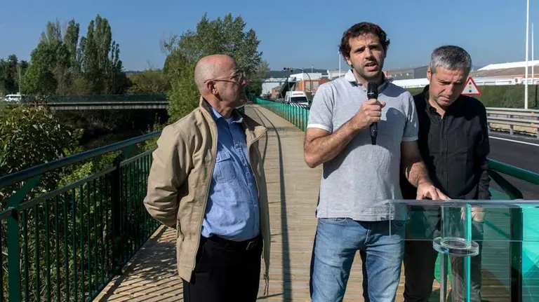 Presentación de la nueva pasarela de Landaben que conecta el Parque Fluvial de la Comarca con el de Pamplona. ARCHIVO