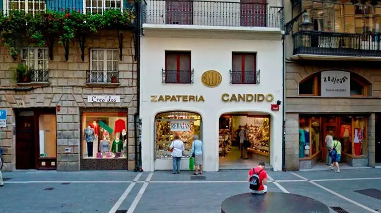 Varios comercios del casco Antiguo. ARCHIVO