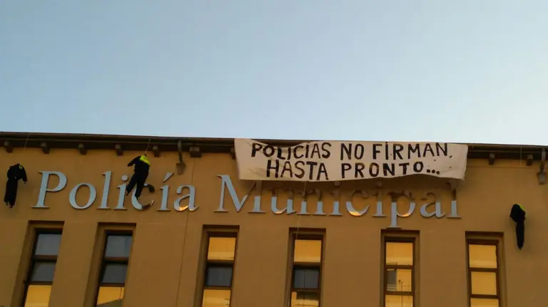 Reivindicación en las dependencias de la Policía Municipal de Pamplona tras el nuevo acuerdo suscrito con el Consistorio de la ciudad.