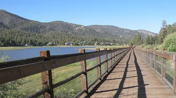 Un puente en un paraje rural.