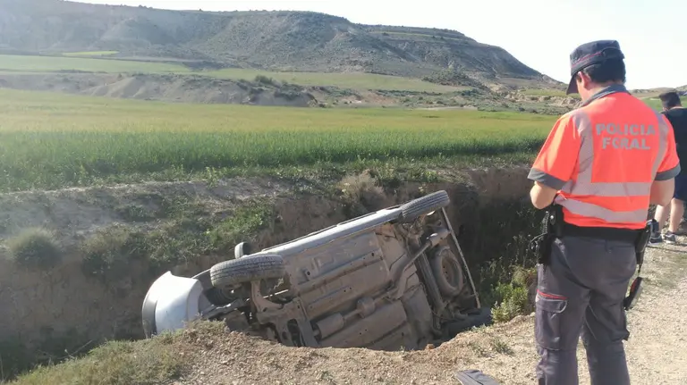 Vehículo accidentado en las Bardenas Reales de Navarra, en el que viajaban tres jóvenes que han sufrido magulladuras.