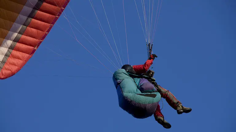 Un hombre realiza un paseo en parapente.