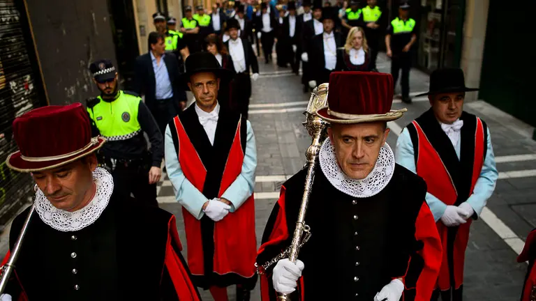 Voto de las Cinco Llagas con la corporación Municipal en desfile hasta San Agustín con el oficio religioso. PABLO LASAOSA 04