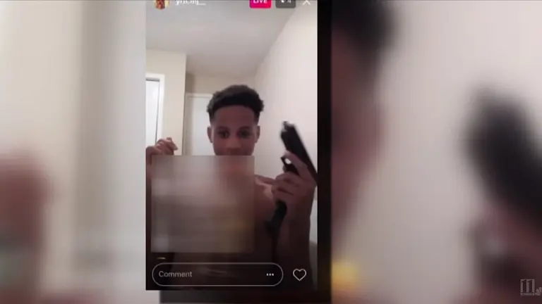 Un grupo de bomberos navarros y franceses participan en un simulacro de peregrinos extraviados en Roncesvalles.