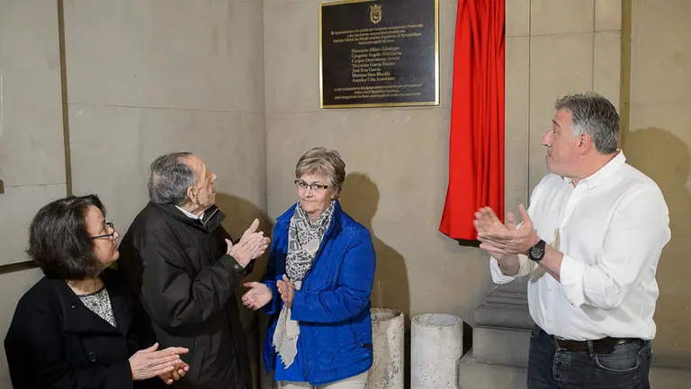 El alcalde Joseba Asiron preside el homenaje del Ayuntamiento de Pamplona a los concejales y empleados asesinados durante la Guerra Civil y el franquismo, al que asiste también  (3)