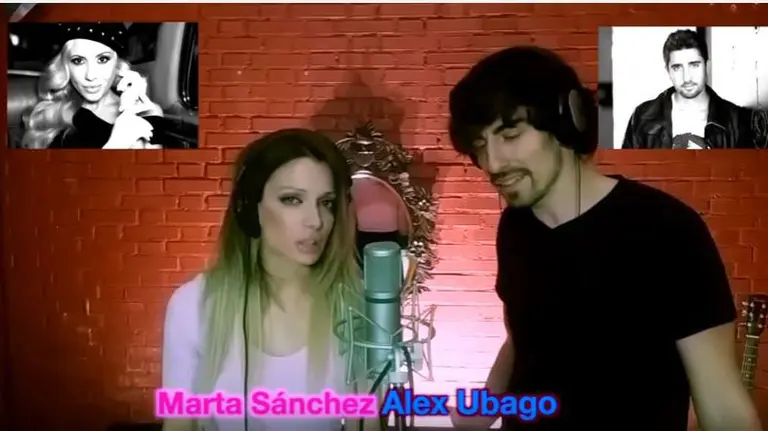 Los concursantes de 'Tu cara me suena' Nacho Lozano y Patricia Aguilar cantan 'Vivo por ella' a 20 voces.