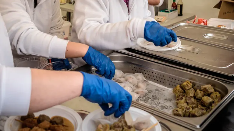Trabajadores de un restaurante chino. ARCHIVO