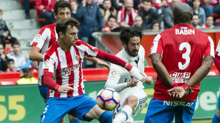 Isco marcó entre una telaraña de piernas. Lfp.